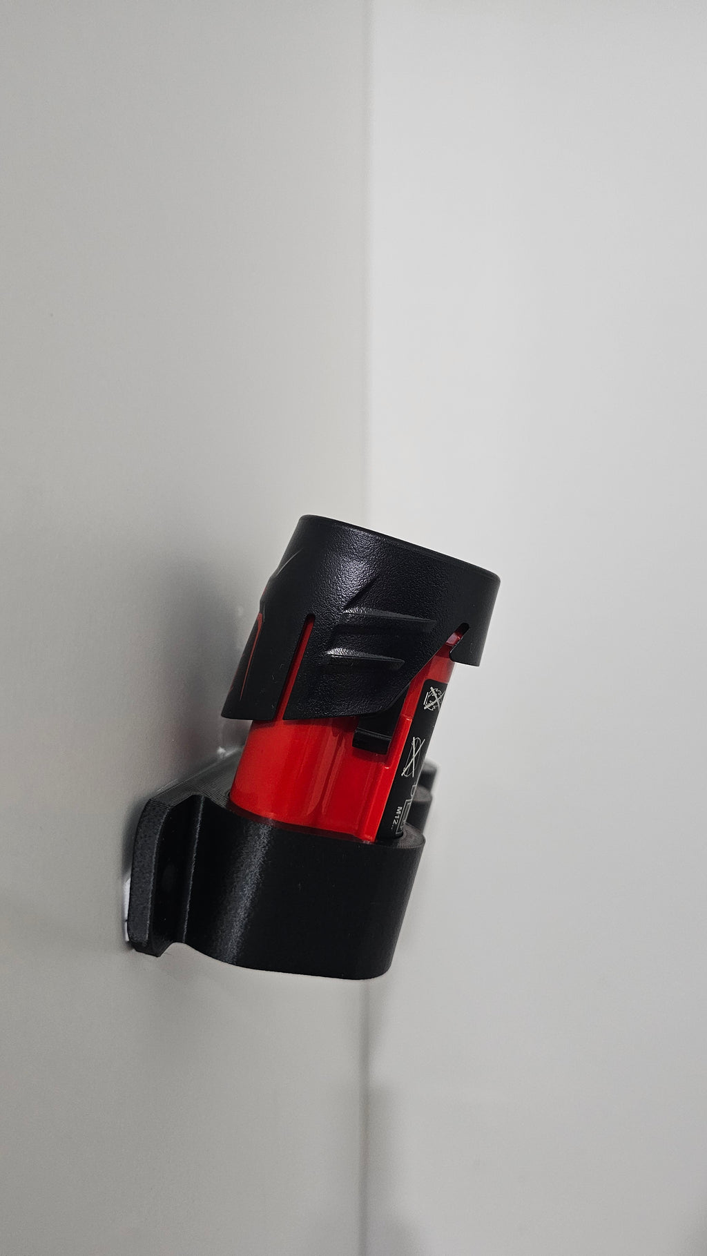 Milwaukee M12 akkuteline kolmelle akulle