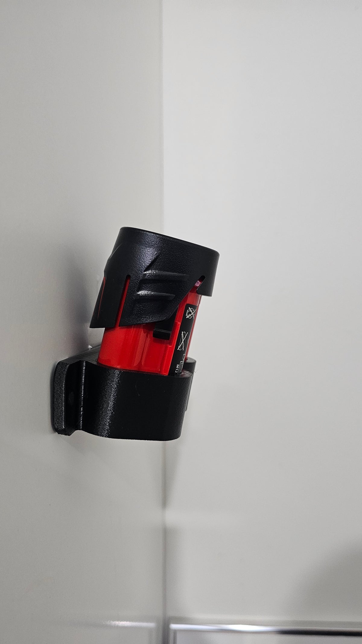 Milwaukee M12 akkuteline kahdelle akulle