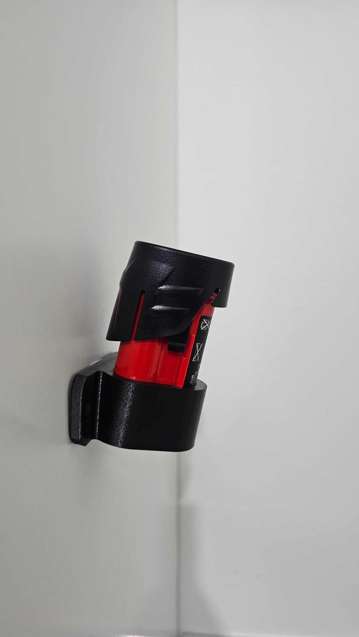 Milwaukee M12 akkuteline yhdelle akulle